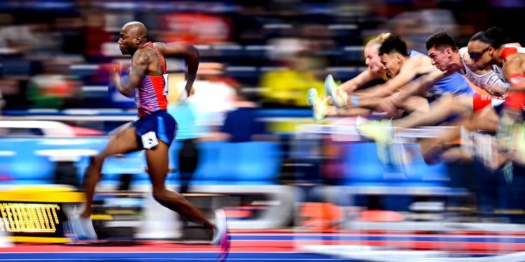 Norte-americano Grant Holloway Bate Recorde Mundial Dos 60 M Barreiras ...