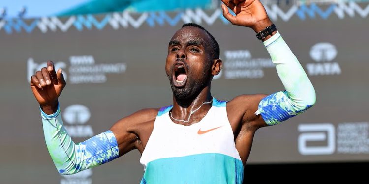 Etíope Addisu Gobena e queniana Peres Jepchirchir vencem Maratona de Sydney com 40 mil participantes