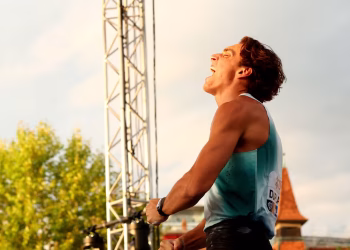 Salto à vara de alto nível em Lausanne: Armand Duplantis vence com 6,21 m após duelo emocionante com Emmanouil Karalis