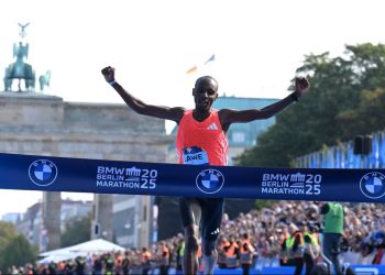 Sabastian Sawe, recordista mundial da maratona, desiste da Maratona de Berlim devido a lesão