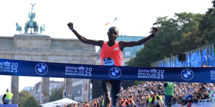 Sabastian Sawe, recordista mundial da maratona, desiste da Maratona de Berlim devido a lesão