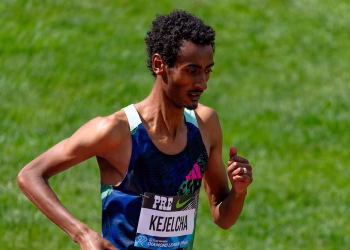 Yomif Kejelcha bate recorde mundial da meia maratona em Buenos Aires