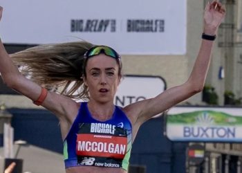 Eilish McColgan vence Meia Maratona de Londres após cinco meses de ausência por lesão
