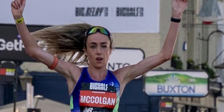 Eilish McColgan vence Meia Maratona de Londres após cinco meses de ausência por lesão