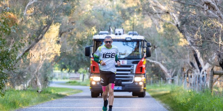 Australiano Phil Gore corre 1.020 km em seis dias e noites consecutivos