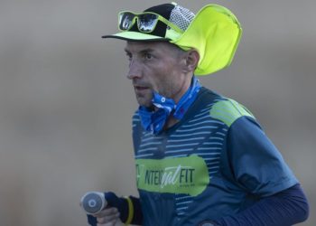 Australiano Phil Gore foi hospitalizado pela terceira vez após seis dias de corrida