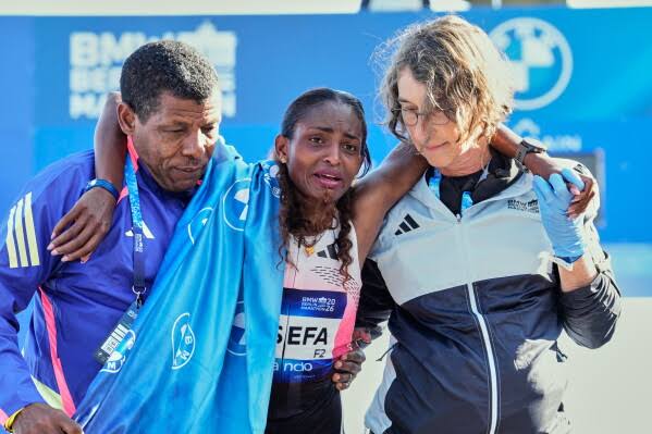 Tigst Assefa vence Maratona de Berlim com tendão de Aquiles rompido
