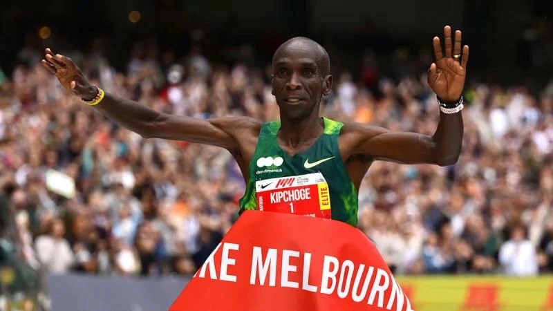 Eliud Kipchoge venceu a sua 17ª maratona em Melbourne com recorde do percurso