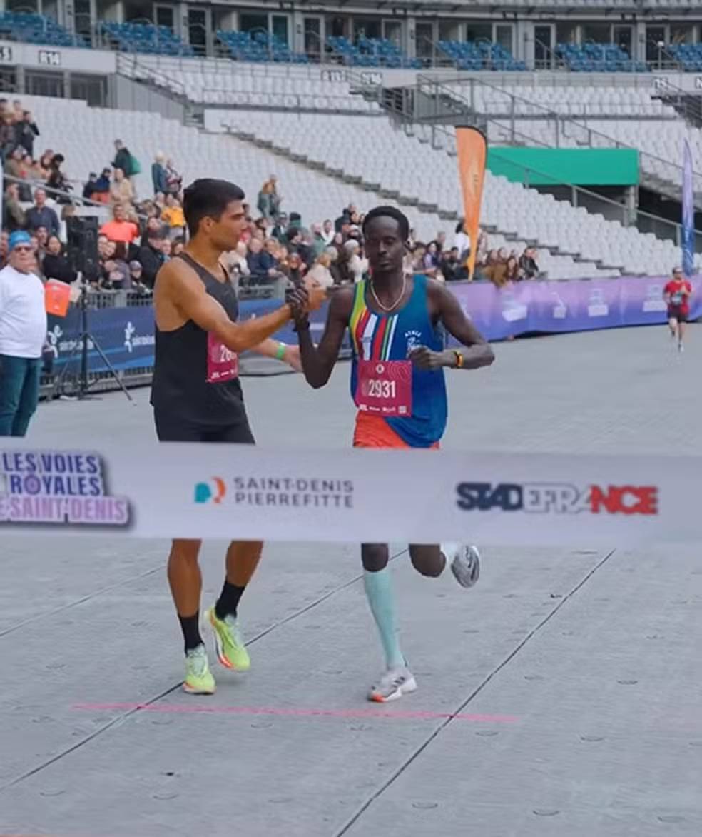 Atleta francês dá exemplo de fair play e oferece vitória a rival que se tinha enganado no percurso [com vídeo]