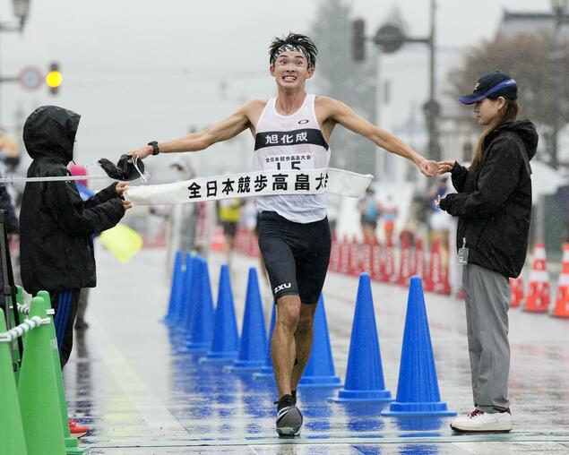 Dois recordes mundiais na Maratona de Marchapelo japonês Masatora Kawano e a australiana Rebecca Henderson