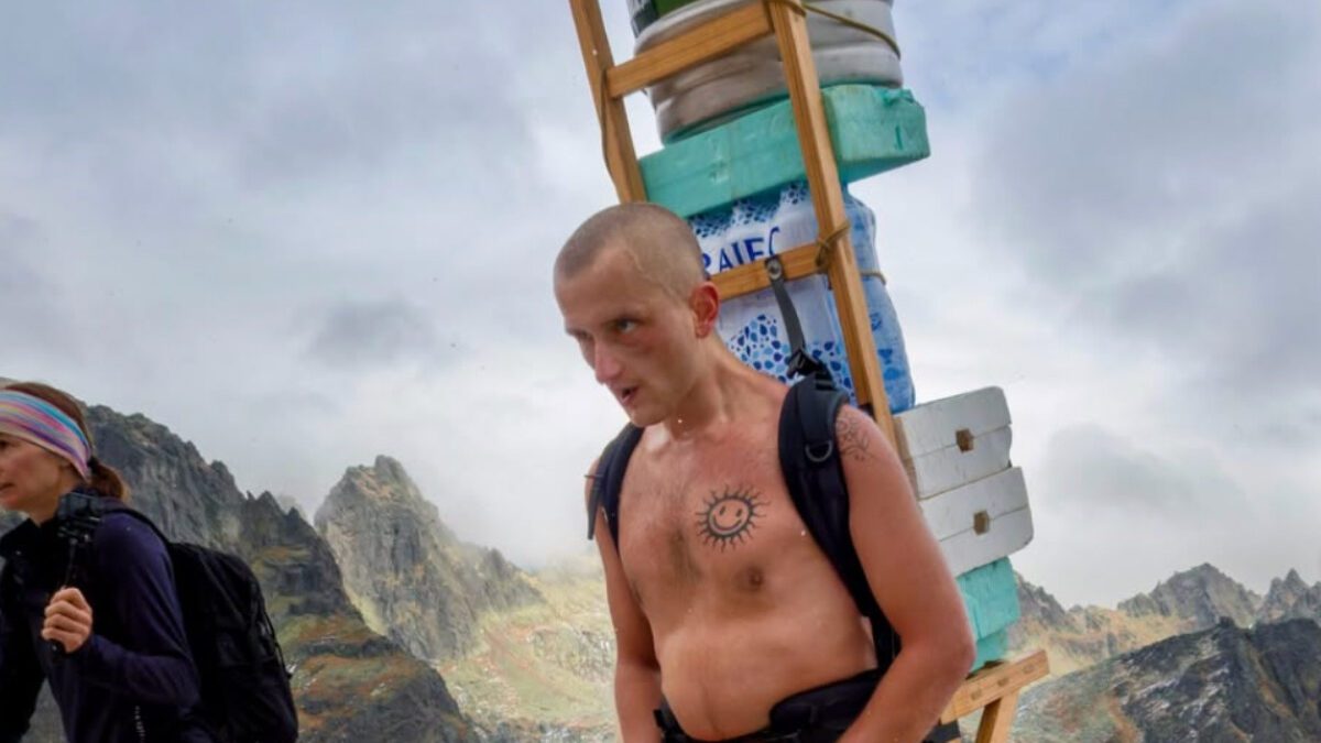 Corredores carregam 60 km de cerveja e suprimentos em prova de montanha na Eslováquia