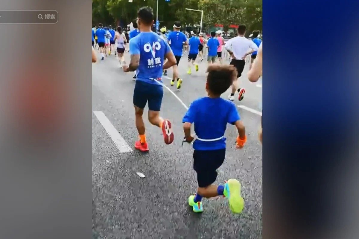 Pai chinês recebe suspensão de 3 anos de participar em corridas após arrastar filho amarrado por corda durante uma maratona